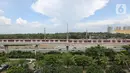 Rangkaian gerbong kereta LRT Jabodebek parkir di dekat stasiun LRT Harjamukti, Cibubur, Jakarta Timur, Jumat (26/3/2021). Berdasarkan data per 5 Maret 2021, progres pembangunan fase 1 LRT Jabodebek telah mencapai 83,37%. (Liputan6.com/Fery Pradolo)