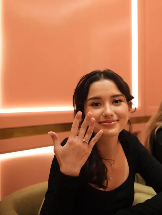 Keluarga The Hermansyah memang tampil selaras dengan busana hitam di momen ulang tahun Azriel sekaligus momen di mana Azriel lamar Sarah ini. Foto usai lamaran, Sarah sumringah pamer cincin di jari manisnya. Menyusul Thariq dan Aaliyah, ucapan selamat karena Sarah telah dilamar Azriel Hermansyah ramai dibubuhkan oleh netizen dan rekan artis. (Liputan6.com/IG/@ssarah_menzel)
