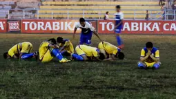 Pemain Unpad tampak lesu usai ditaklukan UPI pada laga Torabika Campus Cup 2017 di Gor Jati Padjajaran, Jatinangor, Rabu (27/9/2017). Unpad Takluk 3-2 lewat adu penalti dari UPI. (Bola.com/M Iqbal Ichsan)