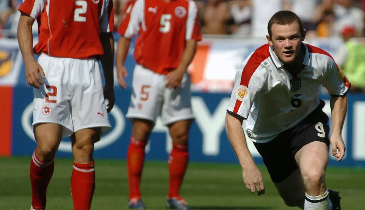 Wayne Rooney, pengoleksi total 6 gol di ajang Euro, mencetak gol pertamanya (dua gol) ketika berusia 18 tahun 237 hari saat Timnas Inggris menang 3-0 atas Swiss pada matchday kedua Grup B Euro 2004 di Portugal (17/6/2004). (AFP/Paul Barker)