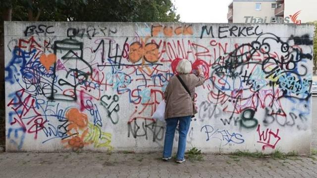 Nenek Imerla akan menghapus coretan  ajak kebencian di dinding tepi jalan | Copyright by odditycentral.com