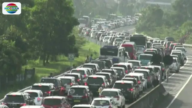Sepanjang kurang lebih 15 kilometer antrean yang didominasi kendaraan roda empat berplat nomor Jakarta dan juga bus pariwisata terjebak macet hingga beberapa jam.