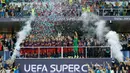 Para pemain Barcelona merayakan kemenangan usai mengalahkan Sevilla pada laga UEFA Super Cup di Tbilisi, Georgia, Selasa (11/8/2015). Bercelona menang 5-4 atas Sevilla. (Reuters/David Mdzinarishvili)