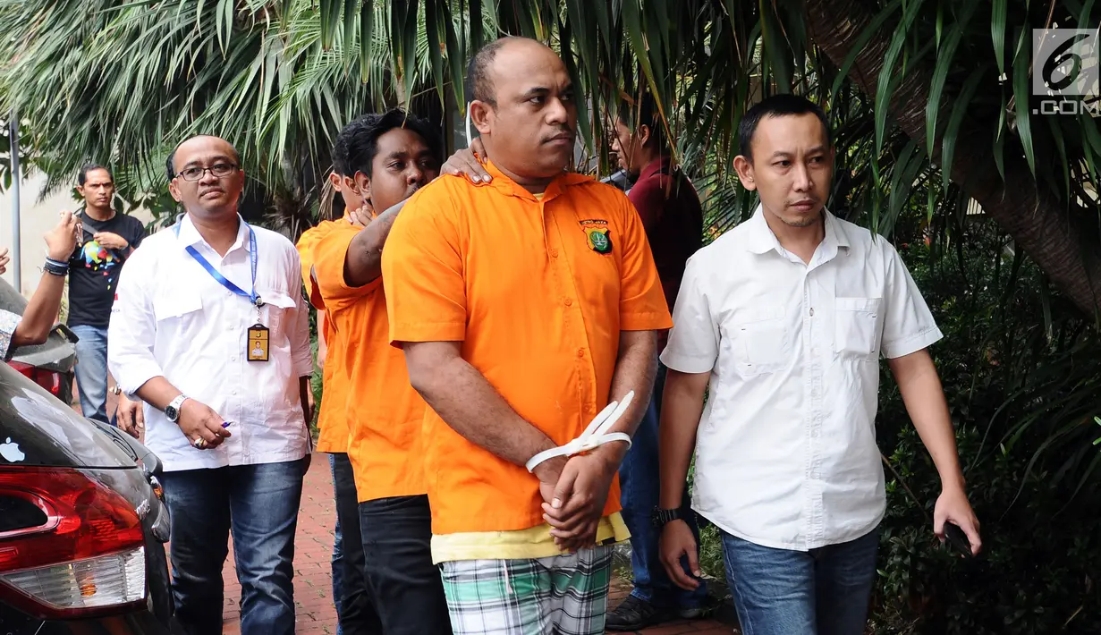 Tersangka kasus kekerasan terhadap Hermansyah digiring petugas jelang rilis di Mapolda Metro Jaya, Jakarta, Kamis (13/7). Polisi menangkap empat orang dan masih memburu satu tersangka lainnya. (Liputan6.com/Helmi Fithriansyah)