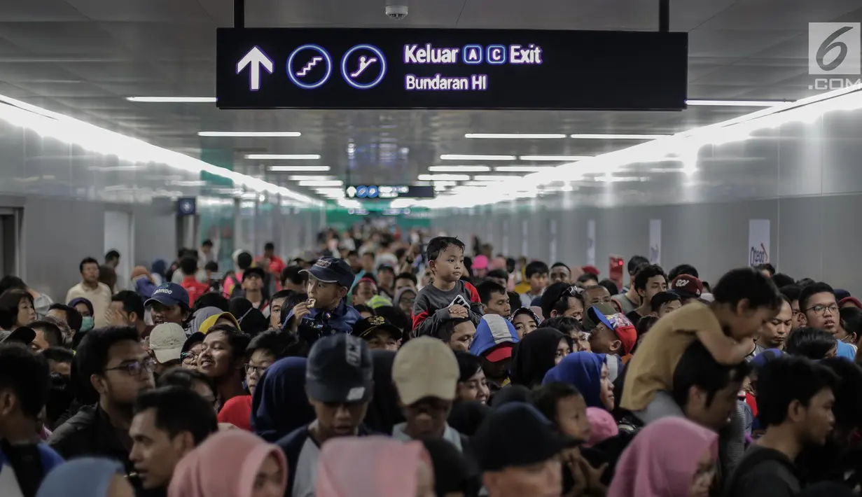 Warga mengantre untuk menaiki kereta MRT di pintu masuk Stasiun MRT Bundaran HI, Jakarta, Minggu (24/3). Moda Raya Terpadu (MRT) Jakarta Fase 1 dengan rute Bundaran HI - Lebak Bulus resmi beroperasi. (Liputan6.com/Faizal Fanani)