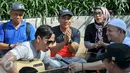 Ketua MPR RI, Zulkifli Hasan bernyanyi bersama Melek Indonesia dan komunitas se-Jabodetabek saat acara CFD, Jakarta, Minggu (3/4/2016).  Melek Indonesia gelar ngobrol bareng bersama Ketua MPR RI di Car Free Day. (Liputan6.com/Yoppy Renato)
