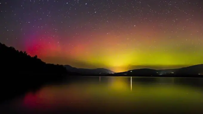 Terbius Keindahan Warna Aurora yang Terbentang di Langit Malam