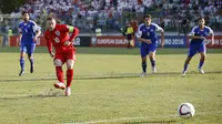 Wayne Rooney mengeksekusi penalti ke gawang San Marino (Reuters)