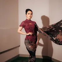 Michelle Ziudith tampil modern dengan kebaya. [@michelleziu]