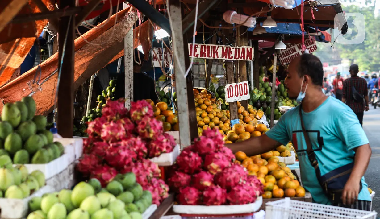 Pedagang Kaki Lima merapikan buah di kebayoran lama, Jakarta, Selasa (21/9/2021). Untuk mendorong pertumbuhan ekonomi dampak PPKM pemerintah mempercepat penyaluran Bantuan Langsung Tunai (BLT) untuk Pedagang Kaki Lima (PKL). (Liputan6.com/Johan Tallo)