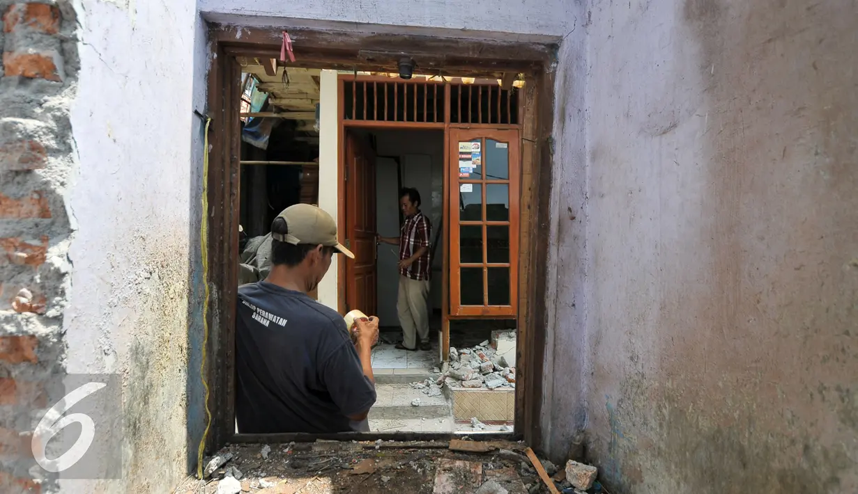 Warga Bukit Duri membongkar rumahnya sendiri setelah mendapatkan SP 2 dari Pemprov DKI Jakarta, Rabu (7/9). Sejumlah warga Bukit Duri pilih bongkar rumahnya sendiri usai dapatkan SP 2 penertiban. (Liputan6.com/Yoppy Renato)
