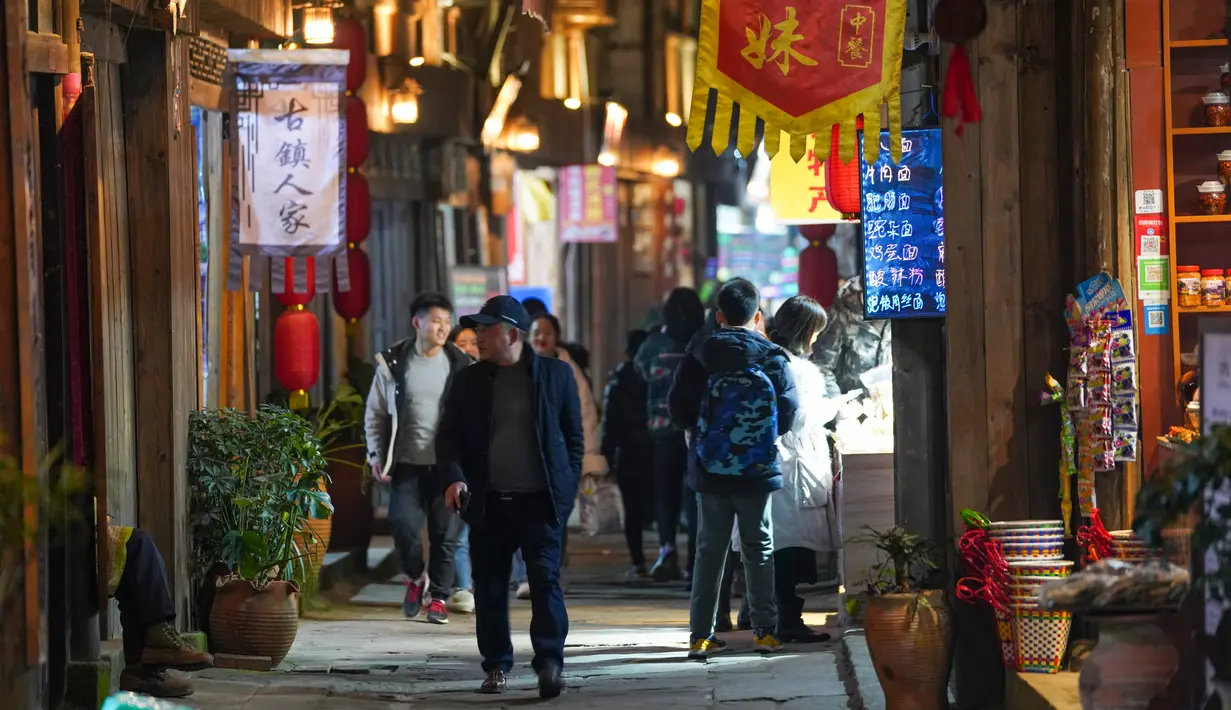 Sejumlah orang mengunjungi jalan tua di Kota Kuno Zhongshan jelang perayaan Tahun Baru Imlek di Distrik Jiangjin, Chongqing, China, Jumat (17/1/2020).  (Xinhua/Liu Chan)