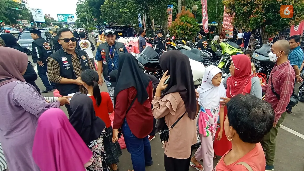 Harley Davidson Club Indonesia (HDCI) Serang Bagikan 1.000 Takjil di Kota Serang, Banten. (Senin, 10/04/2023). (Yandhi Deslatama/Liputan6.com).