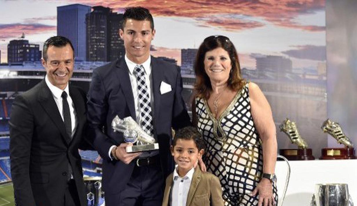  Cristiano Ronaldo  foto bersama agen Jorge Mendes, Cristiano Jr dan Ibunya Maria Dolores  saat  penghaargaan atas pencapain sebagai Top Skor sepanjang masa El Real di Stdion Santiago Bernabeu, Madrid, Jumat (2/10/2015).  AFP Photo / Gerard Julien