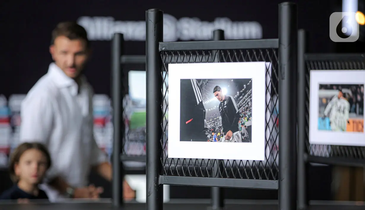 Foto pemain Juventus dipamerkan pada Juventus Village di Lippo Mall Kemang, Jakarta, Jumat (27/1/2023). Juventus Village berlangsung pada 27-29 Januari 2023 meliputi pameran trofi pertama di Asia Tenggara sepanjang sejarah klub, koleksi sejarah Juventus, pameran tempat-tempat bersejarah di stadion dan pameran merchandise klub. (Liputan6.com/Faizal Fanani)