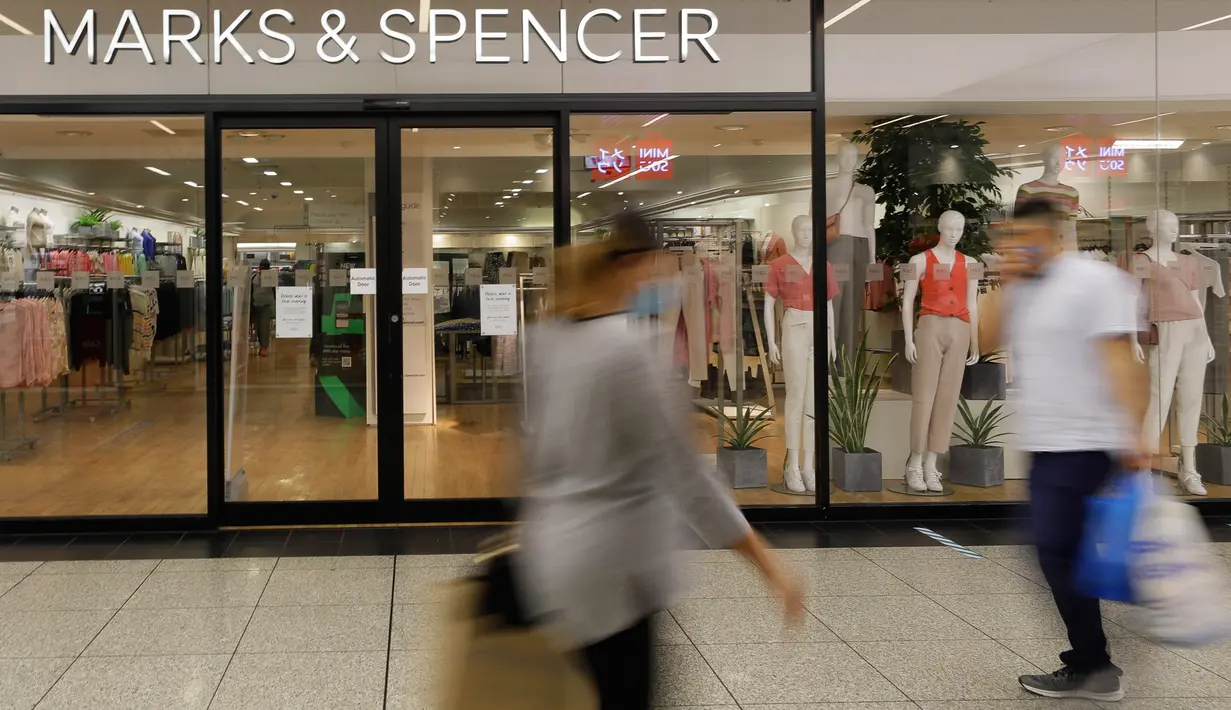 Orang-orang berjalan melewati cabang Marks and Spencer di London, Selasa (18/8/2020). Peretail Inggris, Marks & Spencer pada Selasa (18/8) mengumumkan rencananya untuk memangkas 7.000 pekerja dalam tiga bulan ke depan di tengah pandemi COVID-19. (AP Photo/Kirsty Wigglesworth)