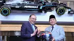 Presiden Republik Indonesia, Prabowo Subianto (kanan) menerima helm Mercedes AMG Petronas F1 Team sebagai kenang-kenangan dari Perdana Menteri Malaysia, Anwar Ibrahim dalam sebuah pertemuan di Kuala Lumpur pada tanggal 27 Januari 2025. (HASNOOR HUSSAIN/POOL/AFP)