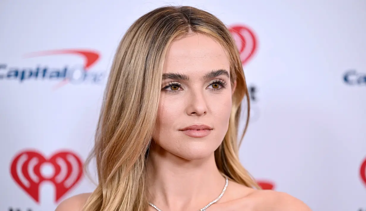 Zoey Deutch berpose saat menghadiri iHeartRadio Jingle Ball 2022 Z100 di Madison Square Garden di New York City pada 9 Desember 2022. Sang bintang melengkapi penampilannya dengan perhiasan elegan, termasuk kalung perak mungil dan gelang berkilau di pergelangan tangan kirinya. (Dave Kotinsky/Getty Images for iHeartRadio/AFP)