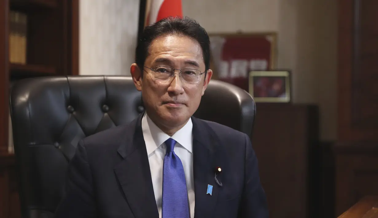 Mantan Menteri Luar Negeri Fumio Kishida berpose di markas besar Partai Demokrat Liberal setelah terpilih sebagai perdana menteri Jepang yang baru di Tokyo, Rabu (29/9/2021). Kishida (64) menggantikan pemimpin partai dari PM Yoshihide Suga yang mengundurkan diri. (Du Xiaoyi/Pool Photo via AP)