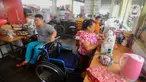 Penyandang disabilitas menyelesaikan pembuatan kerajinan tangan dari bahan daur ulang di Wisma Yayasan Cheshire Indonesia di Cilandak, Jakarta Selatan, Senin (3/7/2020). (merdeka.com/Arie Basuki)