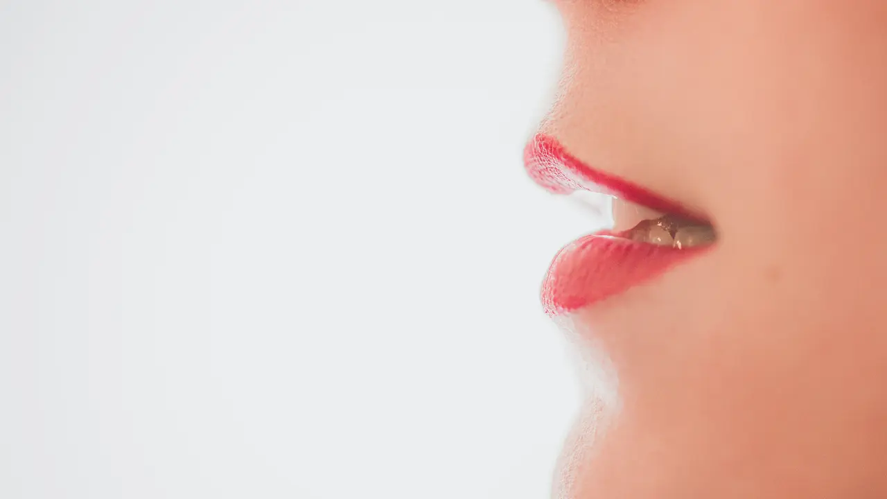 Bibir gelap jadi bercahaya dengan menggunakan aqua lips/unsplash Timothy