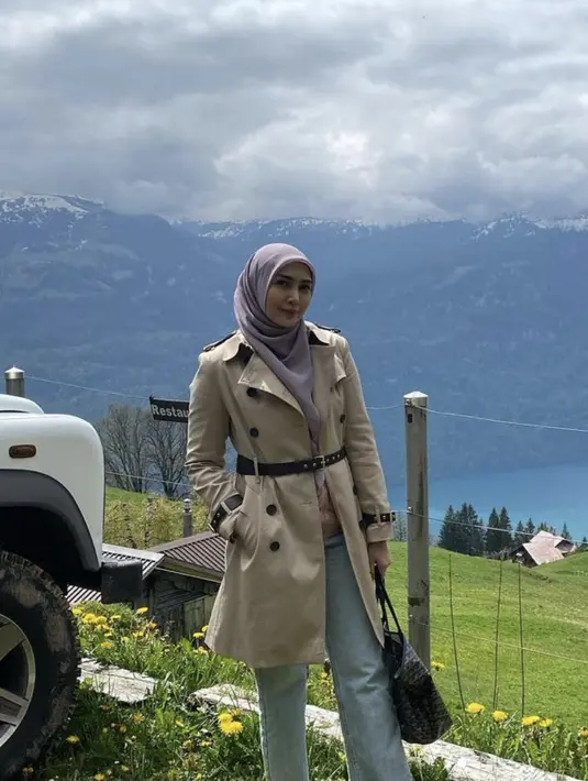 Bahkan ketika berlibur, ia juga hadirkan gaya stylish dengan teknik layering. Denim berpadu dengan long coat yang dihiasi belt membuat kesan modern pada gayanya. Hijab warna lavender sempurnakan gaya Fenita.  [Foto: instagram/ Fenita Arie]