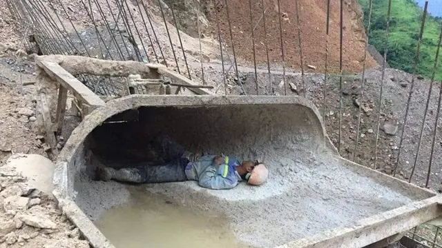 Begini Potret Kerasnya Kehidupan Pekerja Bangunan, Bikin Haru