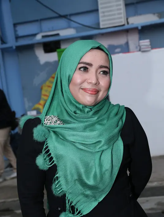 "Iya pengusaha, sama seperti saya. Bukan dari penyanyi dangdut," tutur Muzdalifah di kawasan Tendean, Jakarta Selatan, Senin (25/1/2016). (Andy Masela/Bintang.com)