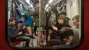 Penumpang menaiki kereta bawah tanah tanpa mengenakan celana pada No Pants Subway Ride di Warsawa, Polandia, Minggu (7/1). Setiap tahunnya, orang yang turut berpartisipasi dalam perayaan ini selalu bertambah. (Wojtek RADWANSKI / AFP PHOTO / AFP)