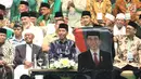 Presiden Joko Widodo atau Jokowi (tengah) saat menghadiri Harlah ke-93 NU di Jakarta, Kamis (31/1). Jokowi menyampaikan komitmen pemerintah untuk segera menyelesaikan RUU Pondok Pesantren. (Liputan6.com/Angga Yuniar)