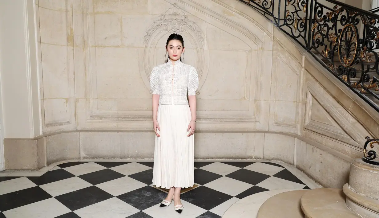 Rikako Yagi  mengenakan  Dior Haute Couture Spring-Summer 2023 cream blouse-jacket in oblique cannage yang dihiasi motif kordonnet sutra serasi pada rok shantung sutra ecru. Dia juga memakai sepatu Dior. [Dok/Dior]