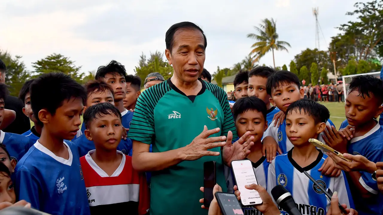 Presiden Jokowi usai bermain sepak bola dengan sejumlah anak-anak di Lapangan Bola Kompi, Kota Gorontalo, Provinsi Gorontalo, Minggu (21/4/2024). Foto: Biro Pers, Media, dan Informasi Sekretariat Presiden