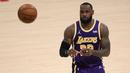 LeBron James memulai kariernya di NBA bersama Cleveland Cavaliers pada tahun 2003. Ia bermain di Lakers saat ini dan masih menunjukkan performa gemilangnya walapun di umur 36 tahun, terbukti dari gelar juara NBA pada 2020 lalu. (Getty Images via AFP/Harry How)