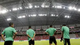 Para pemain Timnas Indonesia bersiap mengikuti latihan jelang laga Piala AFF 2018 di Stadion Nasional, Singapura, Kamis (8/11).Timnas Indonesia akan melawan Singapura. (Bola.com/M. Iqbal Ichsan)