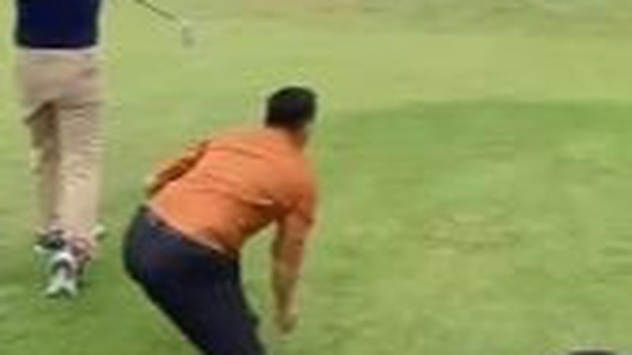 Tak berselang lama, ada salah satu pria yang rela mengambil hingga melempar bola golf milik Sandi ke lokasi tujuan.