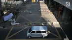Sebuah mobil melintas di jalan Tanjung Barat, Jakarta Selatan, Jumat (16/7). Dinas Perhubungan dan Transportasi DKI Jakarta menutup permanen perlintasan sebidang di Tanjung Barat untuk mengurangi kemacetan di jalur tersebut. (Liputan6.com/Yoppy Renato)