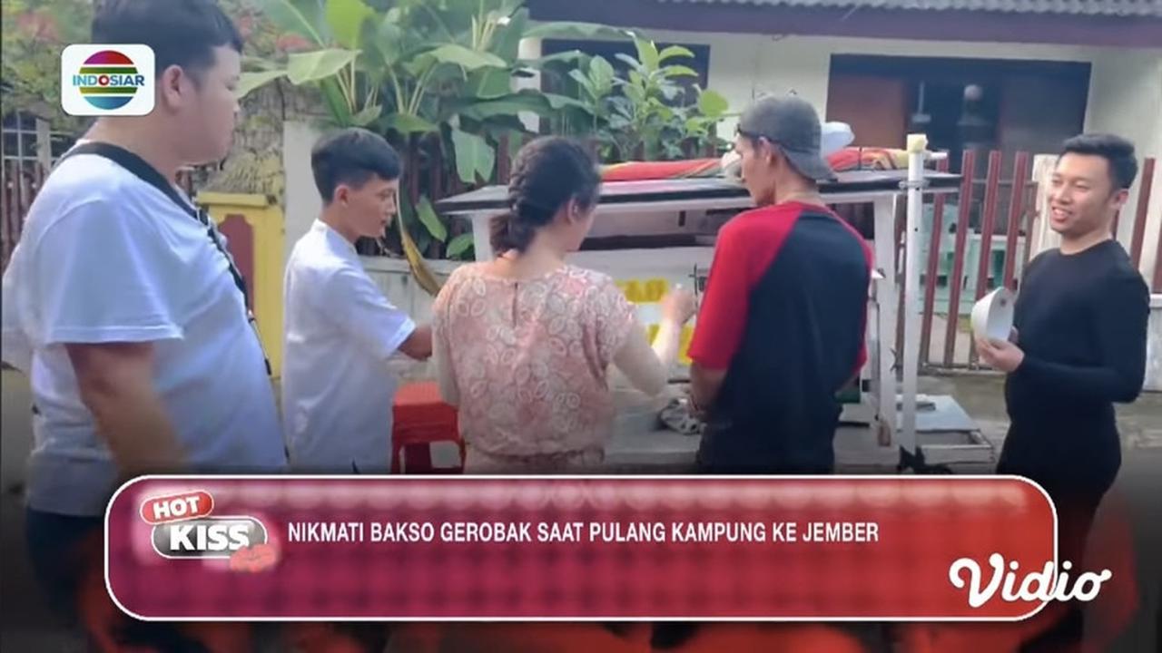 Menikmati Bakso Gerobak Keliling