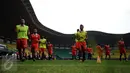 Pemain Persija melakukan uji lapangan jelang laga melawan Timnas Indonesia U-22 di Stadion Patriot Candrabhaga, Bekasi, Selasa (4/4). Persija akan melakoni laga uji coba melawan Timnas Indonesia U-22, (5/4). (Liputan6.com/Helmi Fithriansyah)