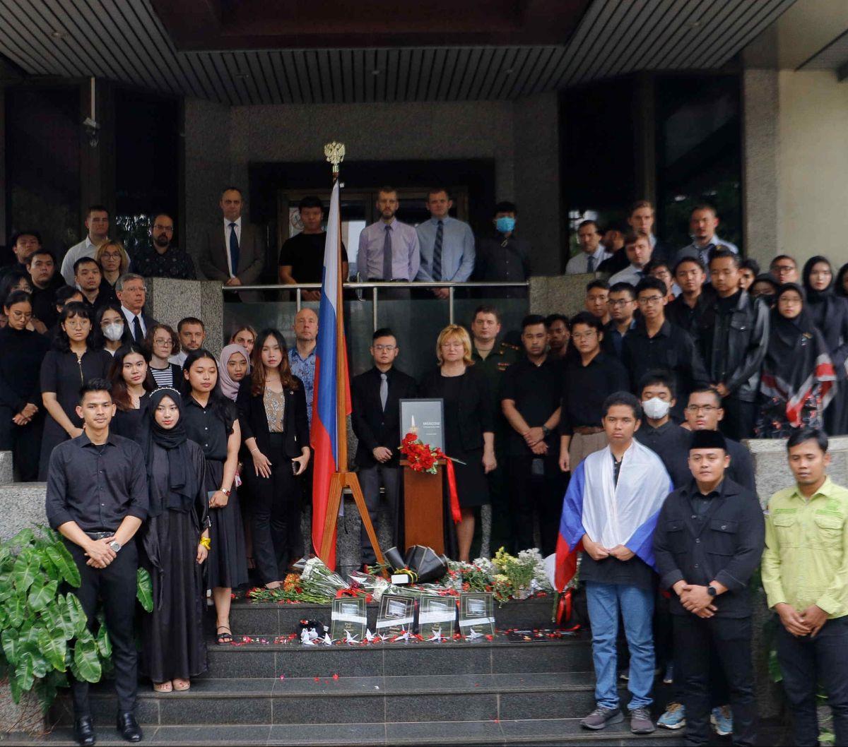Puluhan orang menggelar aksi solidaritas dan doa bersama untuk korban serangan teror Moskow di Kantor Kedutaan Besar Rusia, Jakarta, Jumat (29/3/2024). Aksi ini turut dihadiri&nbsp;Wakil Duta Besar Rusia untuk Indonesia, Veronika Novoseltseva.&nbsp;Liputa