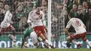 Ekspresi pemain Denmark, Andreas Christensen (tengah) usai membobol gawang Irlandia pada laga leg kedua kualifikasi Piala Dunia 2018 di Aviva Stadium, Dublin, (14/11/2017). Denmark menang 5-1.  (AP/Peter Morrison)