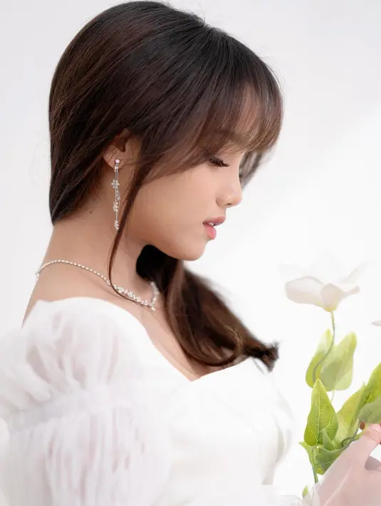 Tak hanya satu, Fuji kenakan dua gaun putih bak pengantin dengan desain yang berbeda [@fuji_an]