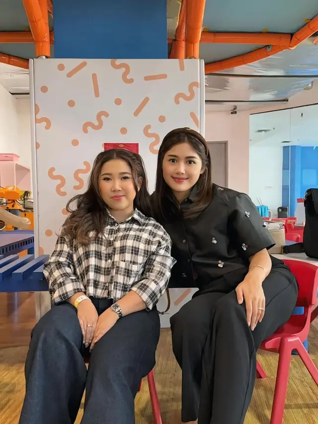 Tampilan Duo Mama Kiky Saputri dan Erina Gudono Temani Anak-Anak Playdate Saat Libur Lebaran