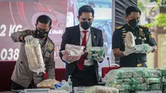 Karo Penmas Mabes Polri Brigjen Pol Rusdi Hartono (kiri) dan Dirtipid Narkoba Bareskrim Polri Brigjen Krisno Halomoan Siregar (tengah) menunjukkan barang bukti terkait penyelundupan narkoba jaringan Malaysia di Gedung Bareskrim Mabes Polri, Jakarta, Selasa (30/3/2021). (Liputan6.com/Faizal Fanani)