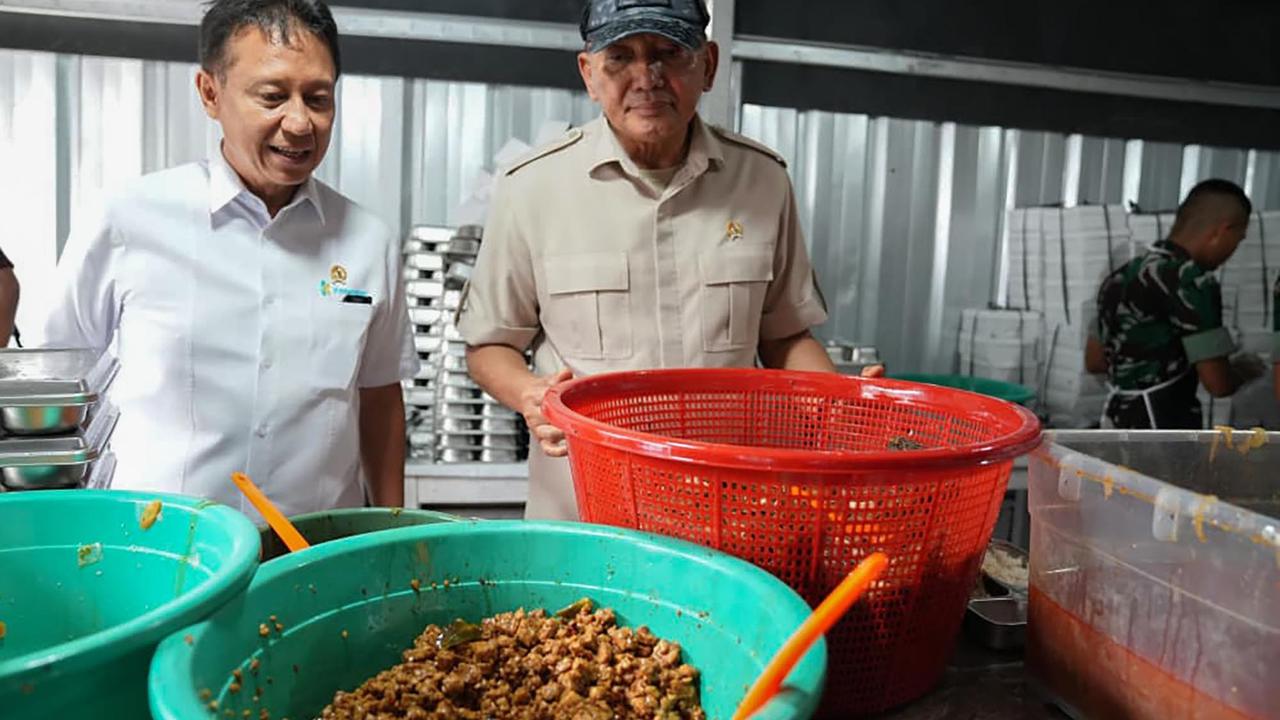 FOTO: Menhan Sjafrie Tinjau Yonif TP 843, Perkuat Sinergi Pertahanan, Kesehatan, dan Ketahanan Pangan