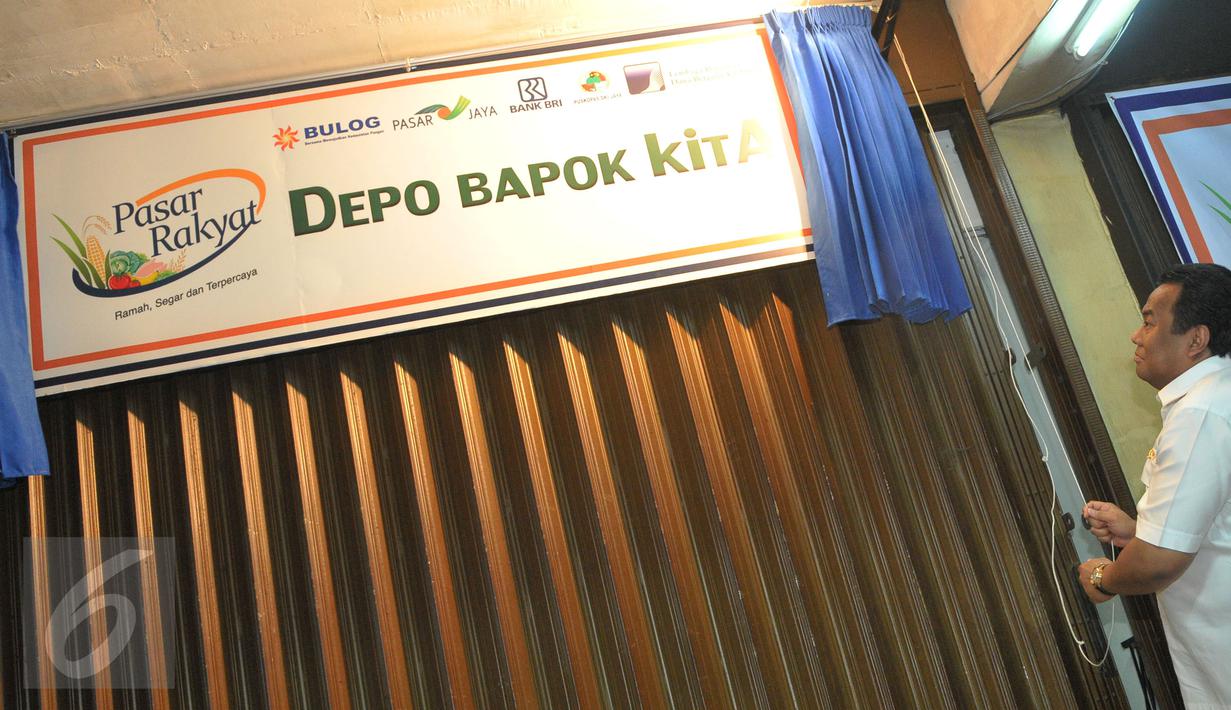  Rachmat Gobel membuka tirai dalam peresmian Depo Bapok Kita di Pasar Kramat jati, Senin (10/8/2015). Depo Bapok dapat menjaga stabilitas harga dan menjamin supplai agar masyarakat tidak khawatir harga bahan pokok naik. (Liputan6.com/Herman Zakharia)