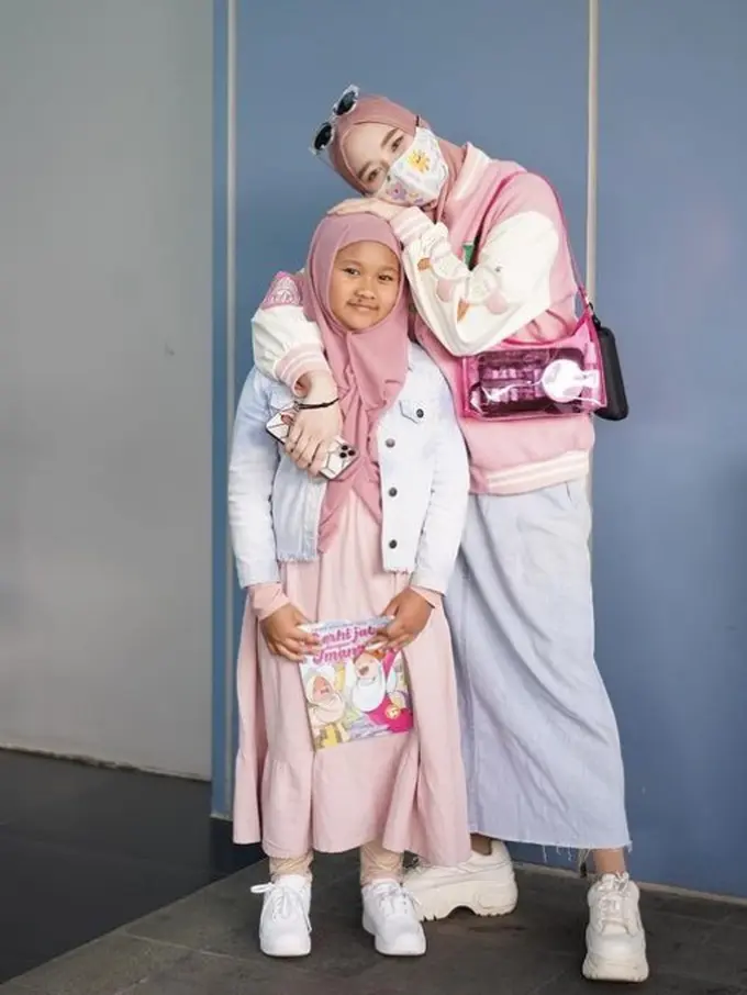 Inara Rusli dan anak (Instagram/mommy_starla)