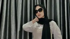 Bukan dari kalangan artis, istri Angga Putra yang akrab disapa Naya ini cukup aktif di media sosial. Meski sudah menikah, penampilan wanita berusia 23 tahun ini selalu trendi dan stylish bak ABG. Gaya hijabnya yang bervariasi pun kerap jadi inspirasi dan dipuji oleh pengikutnya di Instagram. (Liputan6.com/IG/@afnaalliya_)