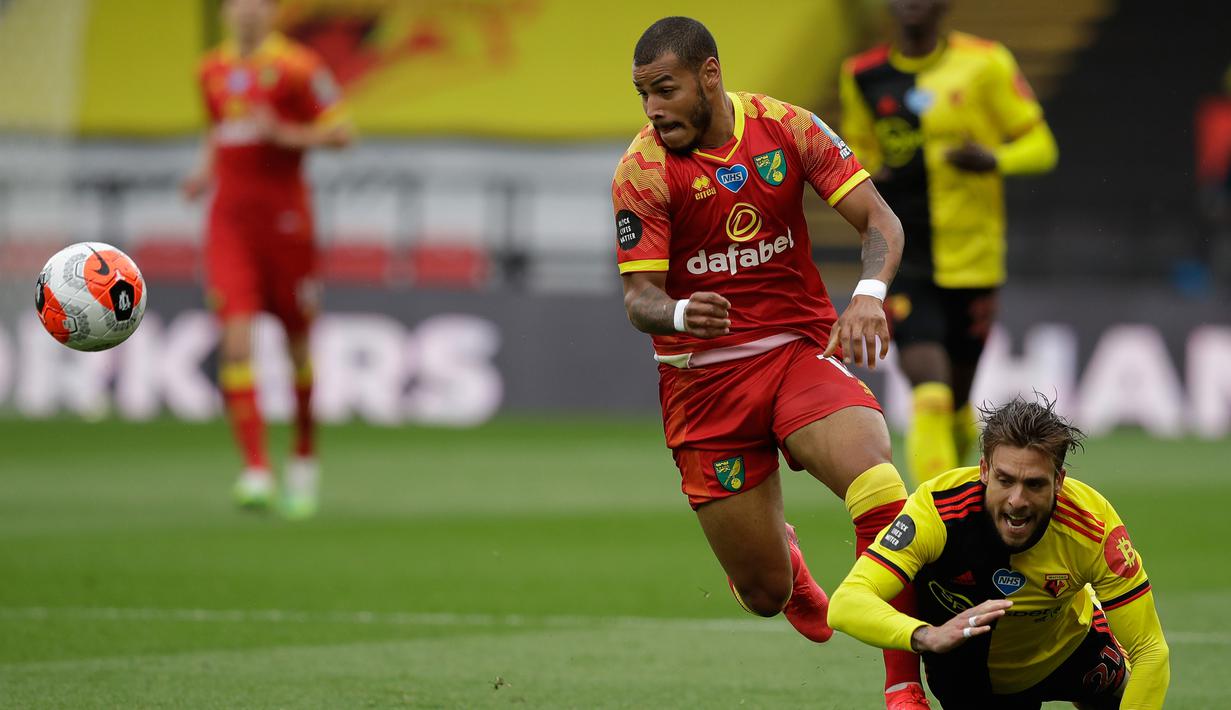Gelandang Watford, Onel Hernandez, berebut bola dengan bek Norwich City, Kiko Femenia, pada laga lanjutan ke-34 di Stadion Vicarage Road, Rabu (8/7/2020) dini hari WIB. Watford menang 2-1 atas Norwich City. (AFP/Matt Dunham/various sources)