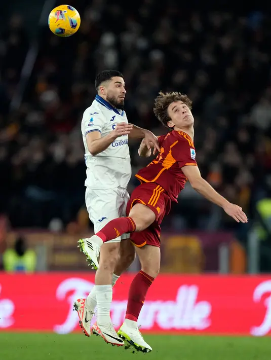AS Roma menggandakan keunggulan lima menit berselang. Lukaku mengirim bola ke tiang jauh dari kanan, tapi gagal dikontrol El Shaarawy. Pellegrini ada di posisi tepat untuk menerima bola, lalu menyepak keras-keras ke pojok kiri atas gawang. (AP Photo/Andrew Medichini)