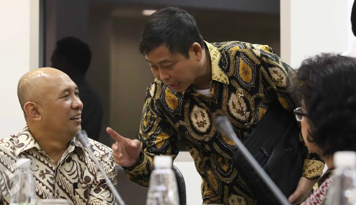 Kepala Staf Kepresidenan Teten Masduki dan Menteri ESDM Ignasius Jonan berbincang sebelum rapat terbatas di Kantor Presiden, Jakarta, Kamis (9/3). Rapat membahas mengenai penghapusan penggunaan merkuri pada pertambangan rakyat. (Liputan6.com/Angga Yuniar)